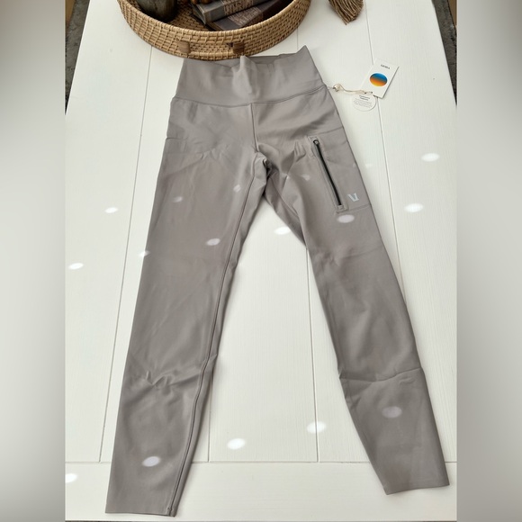 BNWT Vuori Evolve Zipped Legging, size M, Soft Pewter - Picture 5 of 10